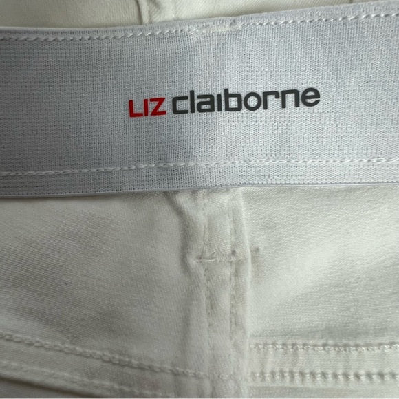 Liz Claiborne Women’s Sara Shorts Sz 6 White Pockets 2” Elastic Waistband - Picture 3 of 11